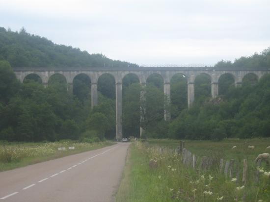 Aqueduc de Montreuillon