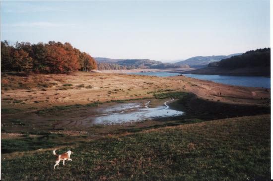 le lac de Pannecière vide